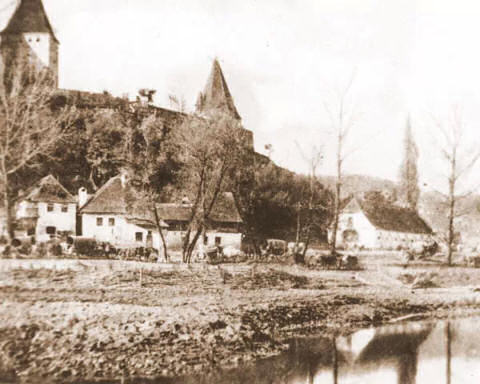 pohled na severní hradby ještě než byl postaven říční val