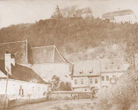 pohled zpoza citadely, před expanzí města a ačkoliv tyto budovy stále stojí, na místě odkud se fotilo je nyní nový hotel