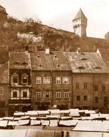 část náměstí, tyto budovy stále stojí, jsou ale privátními residencemi