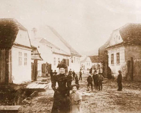 na východ od hradem, na této cestě nyní stojí náš dům