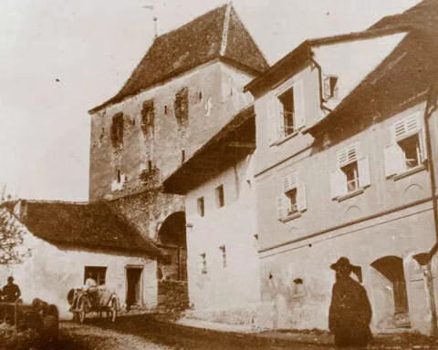 hlavní vstup do citadely, malý dům nalevo už dnes neexistuje ale je tam zeď, vše ostatní vypadá dnes úplně stejně