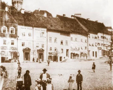 náměstí, dnes je menší s parkem po levé straně, jedna ze sedmi věží citadely je vidět v pozadí