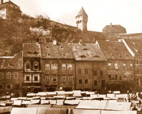 náměstí během nějakého festivalu, zřejmě