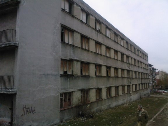 klasický vymlácený sovětský bytový panelák